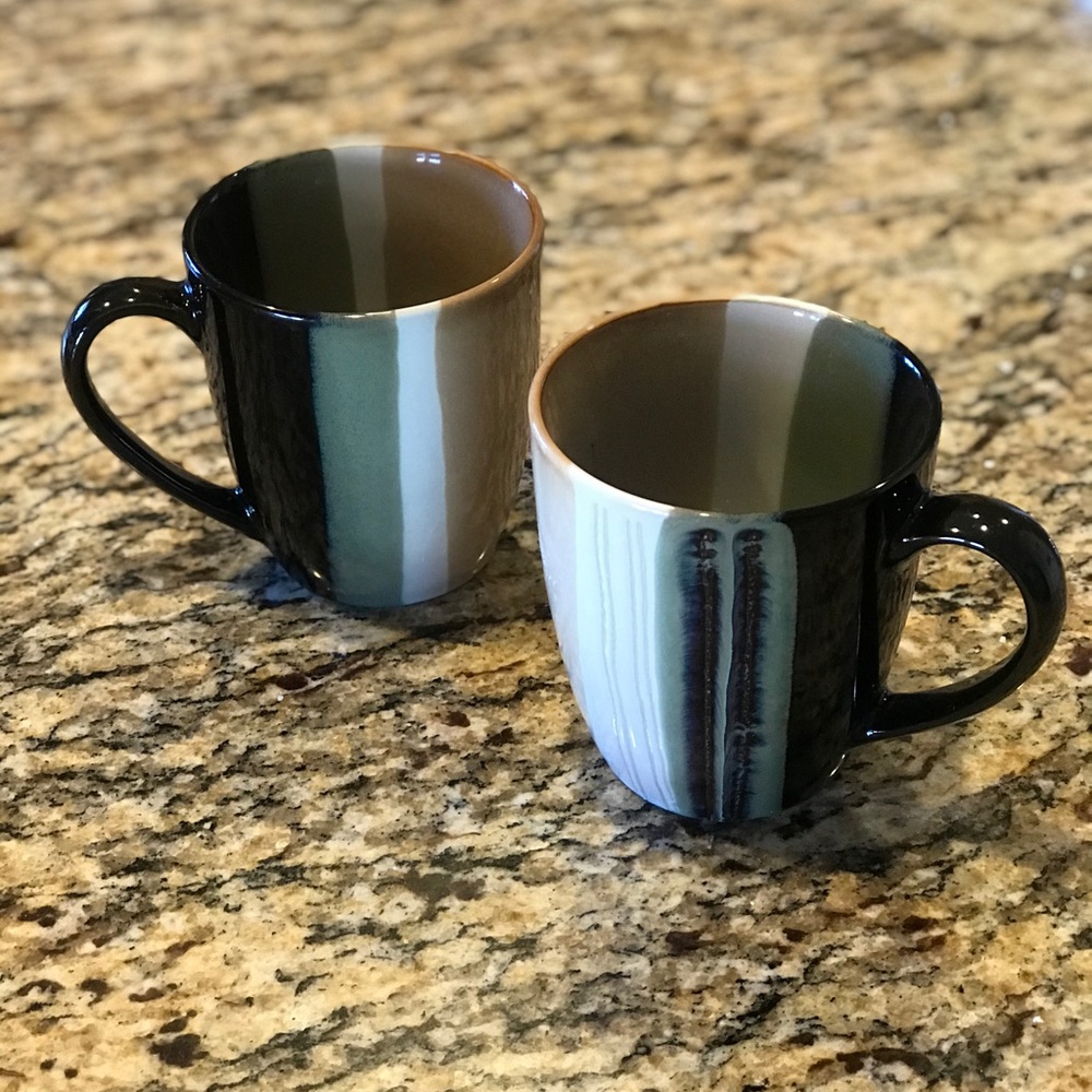 HomeTrends ceramic mugs.